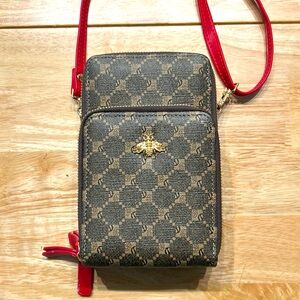 EUC Chic Unlimited🐝 📷Crossbody Bag